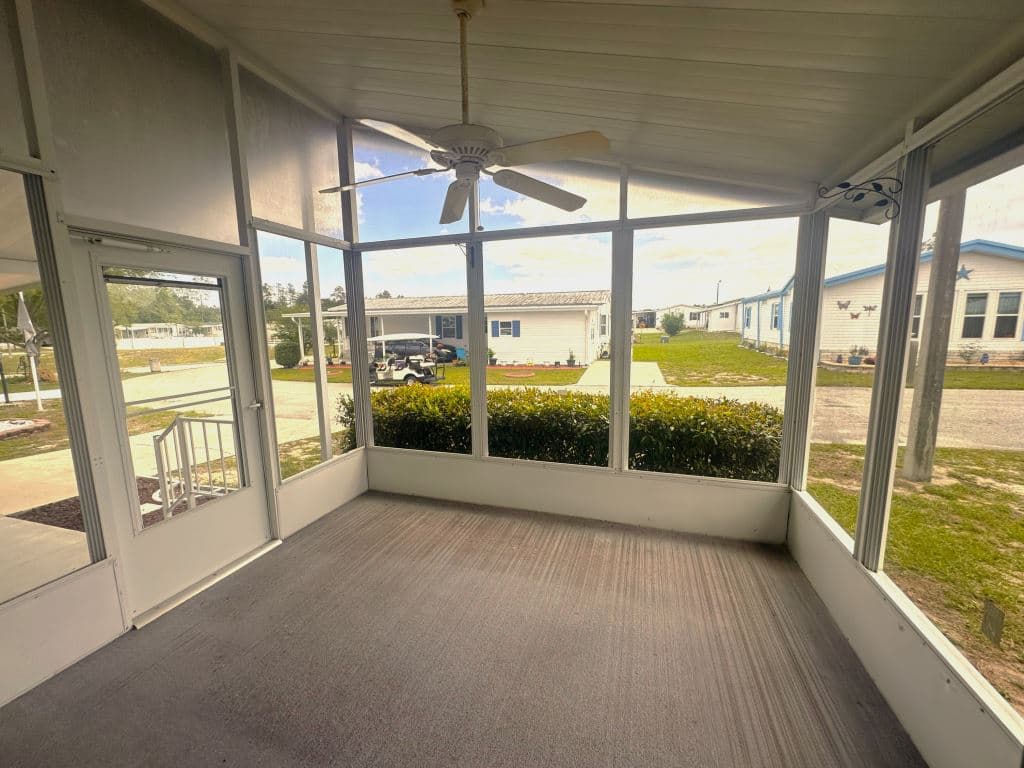 Manufactured home in Ocala, FL 34476