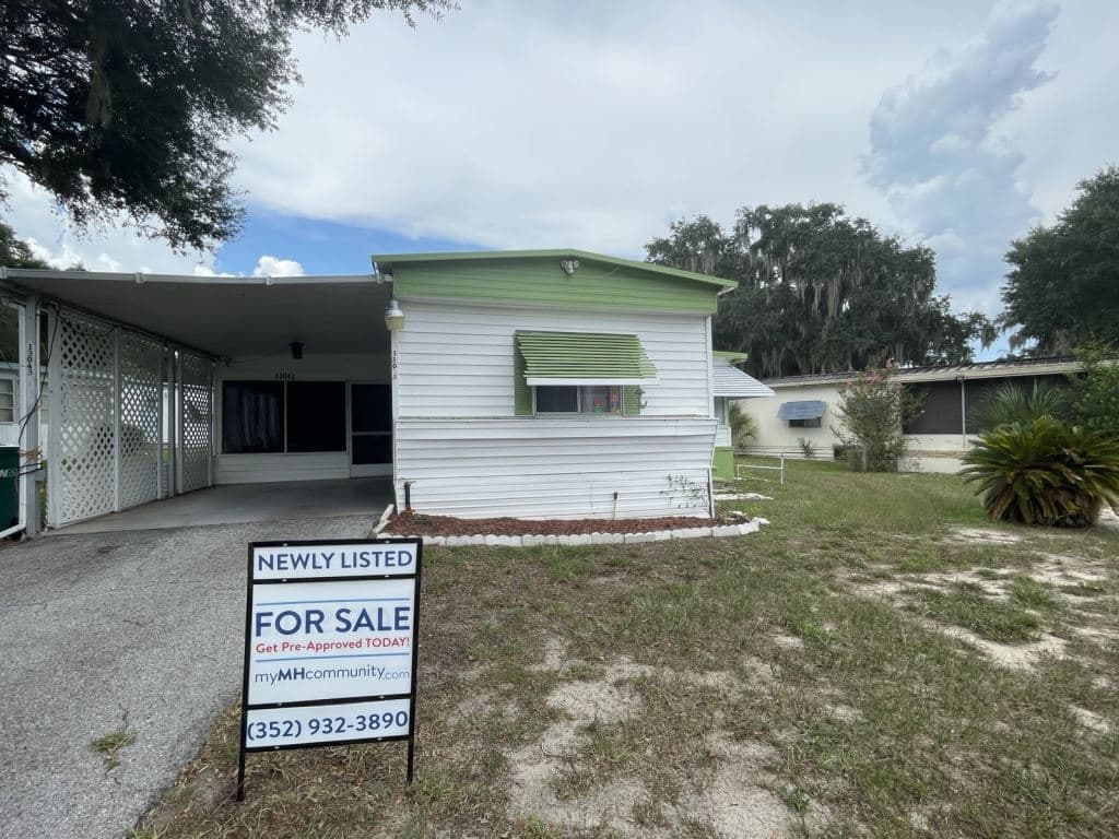 Manufactured home in Grand Island, FL 32735