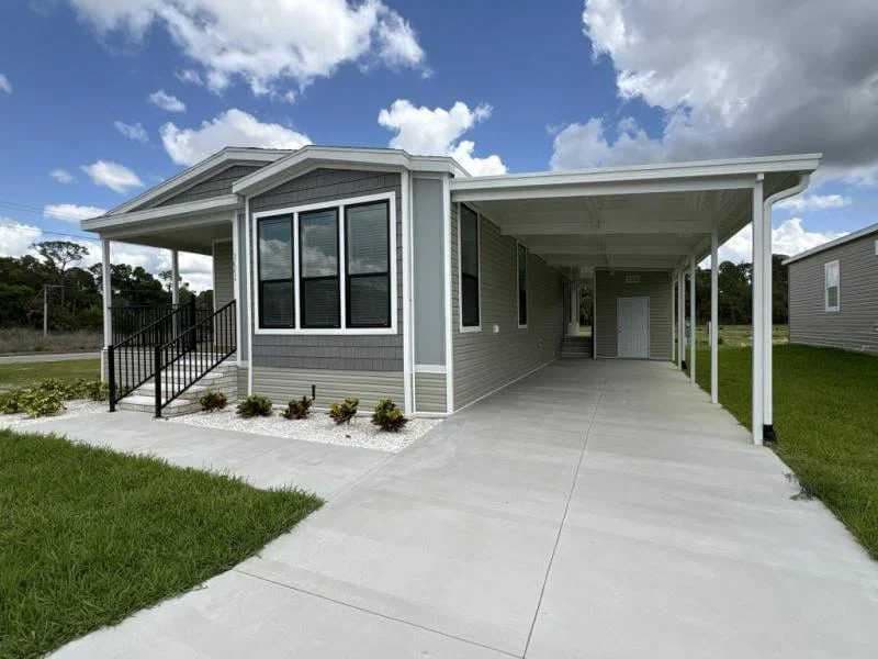 Manufactured home in Zephyrhills, FL 33541