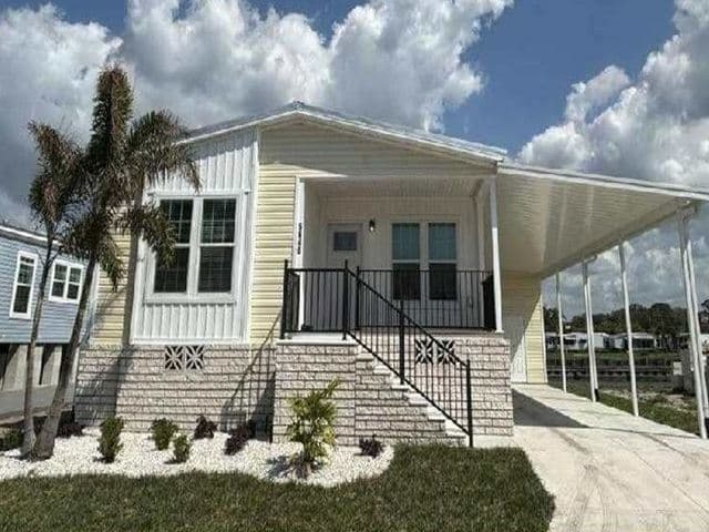 Manufactured home in Zephyrhills, FL 33541