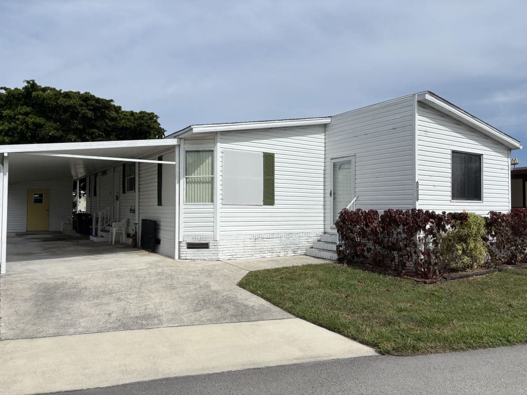 Manufactured home in West Palm Beach, FL 33404