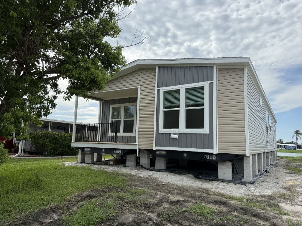 Manufactured home in Ellenton, FL 34222
