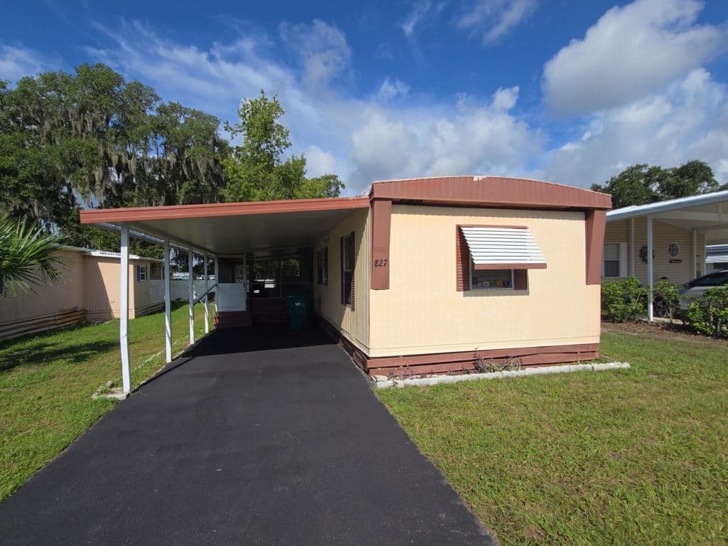Manufactured home in Wildwood, FL 34785