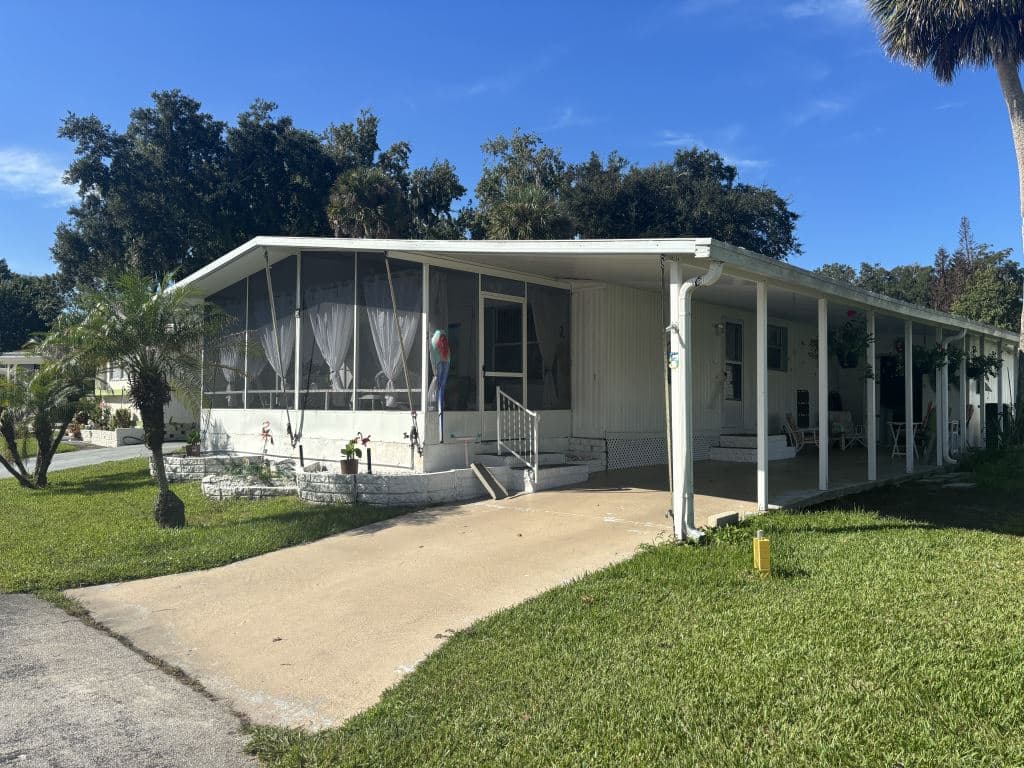 Manufactured home in Daytona Beach, FL 32119