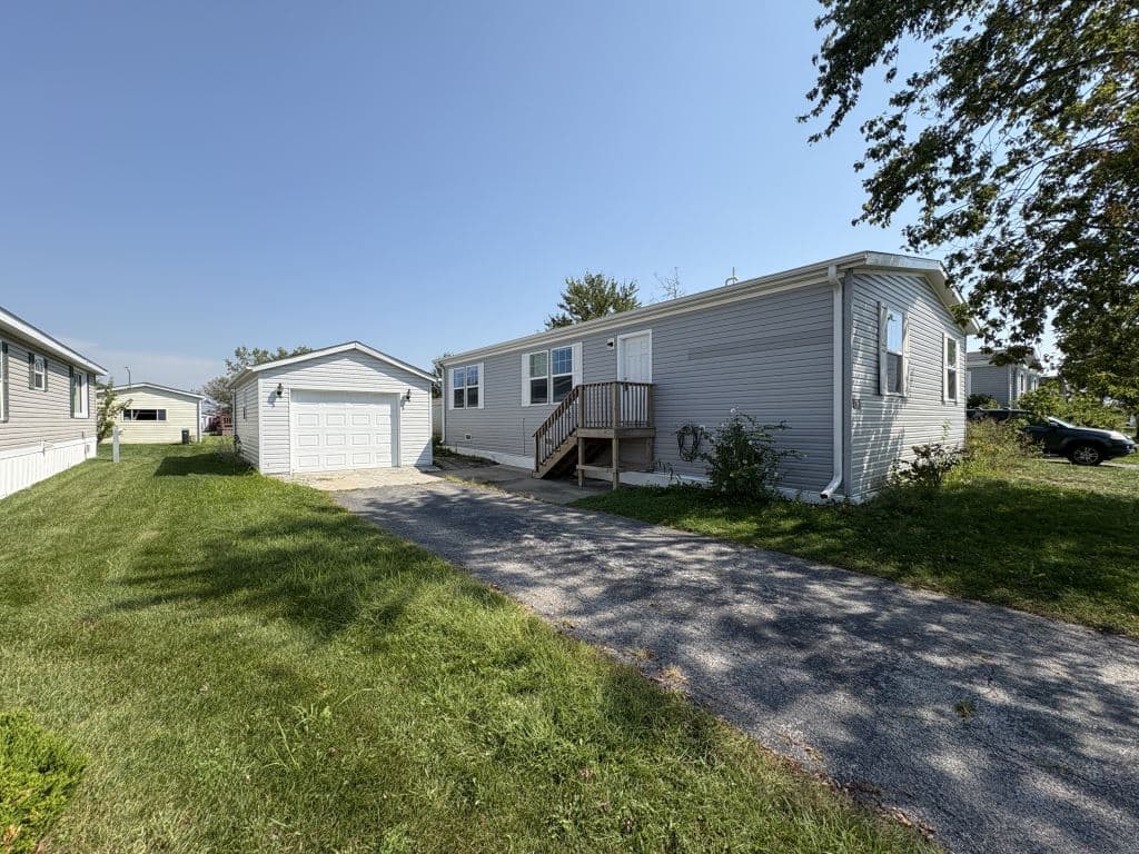 Manufactured home in Beecher, IL 60401