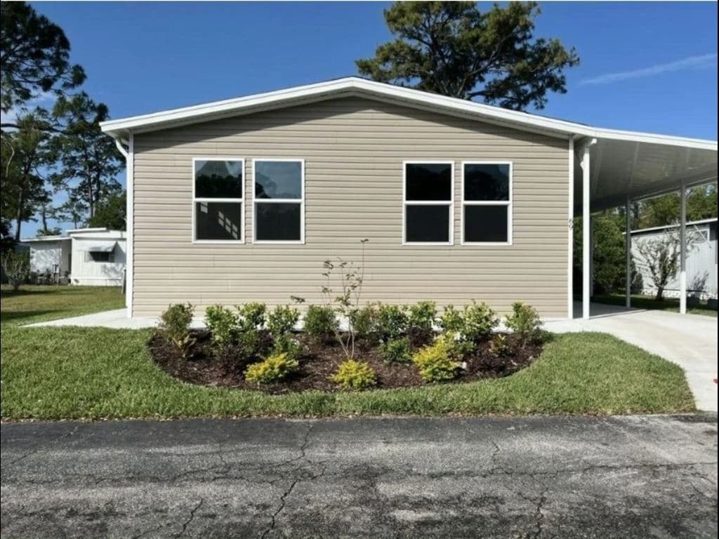 Manufactured home in Daytona Beach, FL 32119