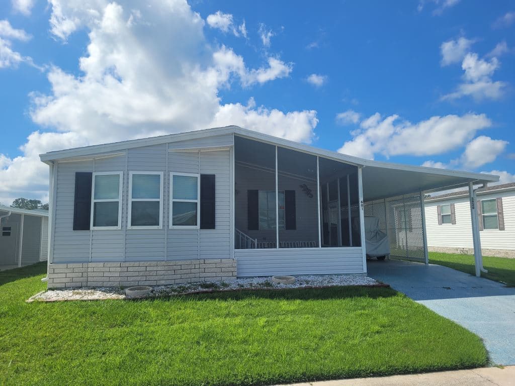 Manufactured home in Zephyrhills, FL 33540