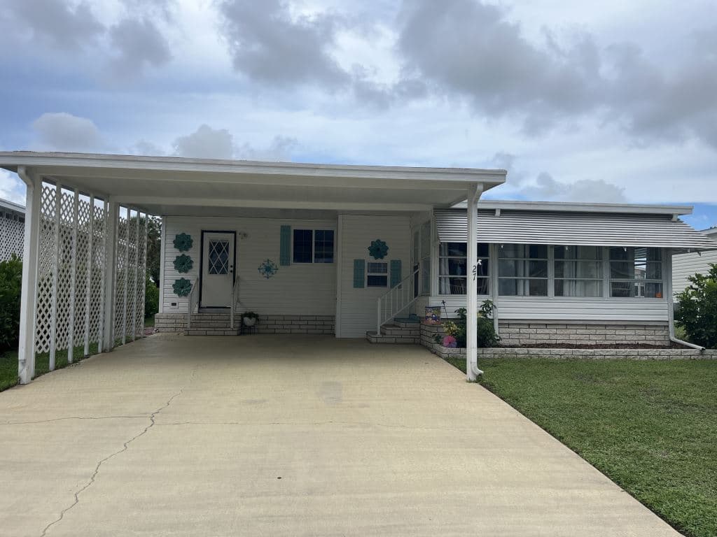 Manufactured home in Vero Beach, FL 32966