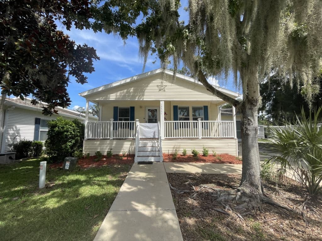 Manufactured home in Grand Island, FL 32735