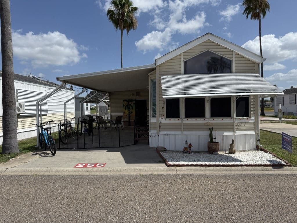Manufactured home in Weslaco, TX 78596
