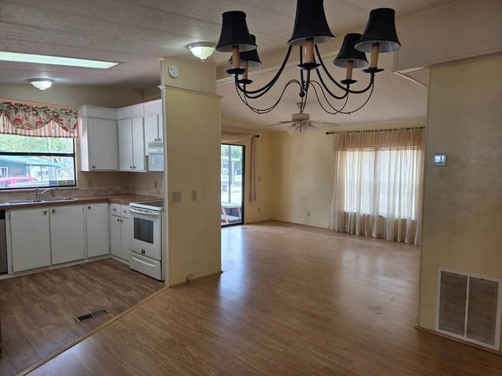 Manufactured home in Ocala, FL 34476