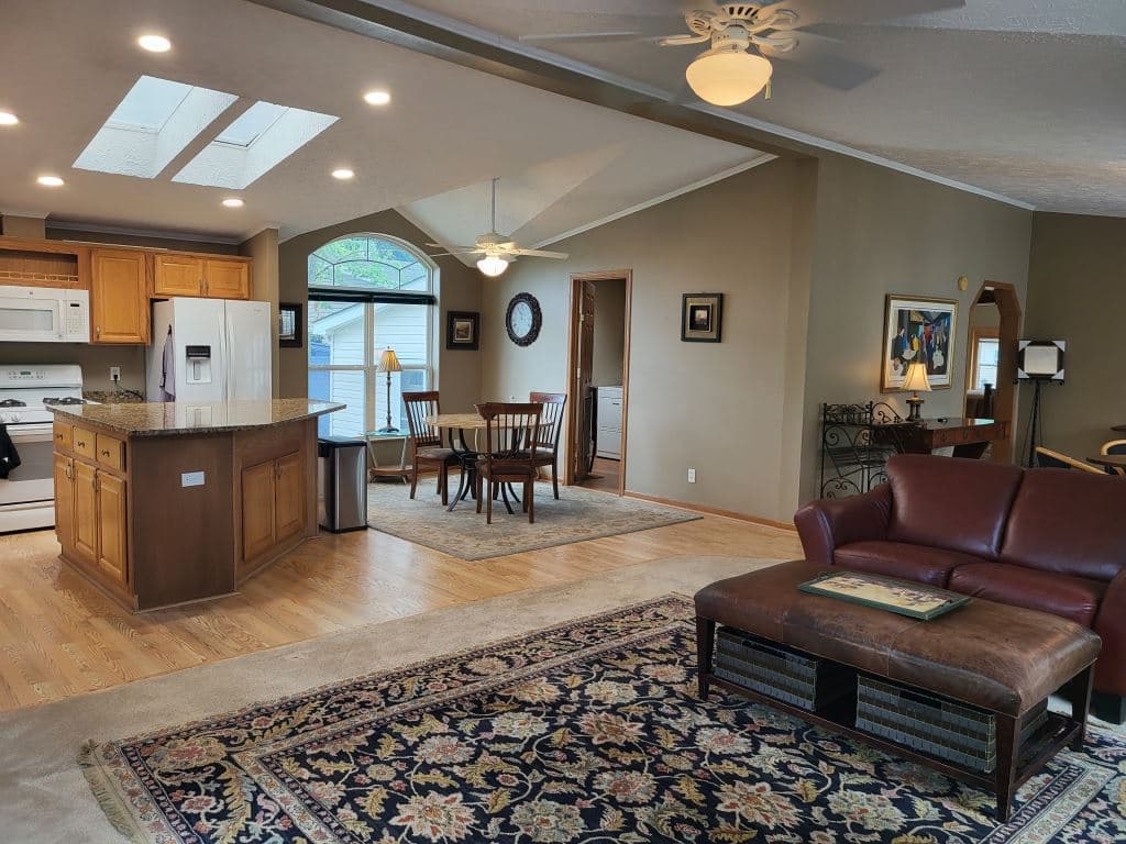 Manufactured home in Elgin, IL 60123