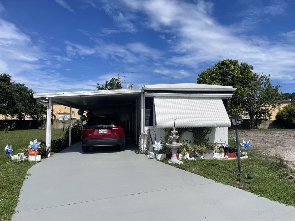 Manufactured home in West Palm Beach, FL 33404