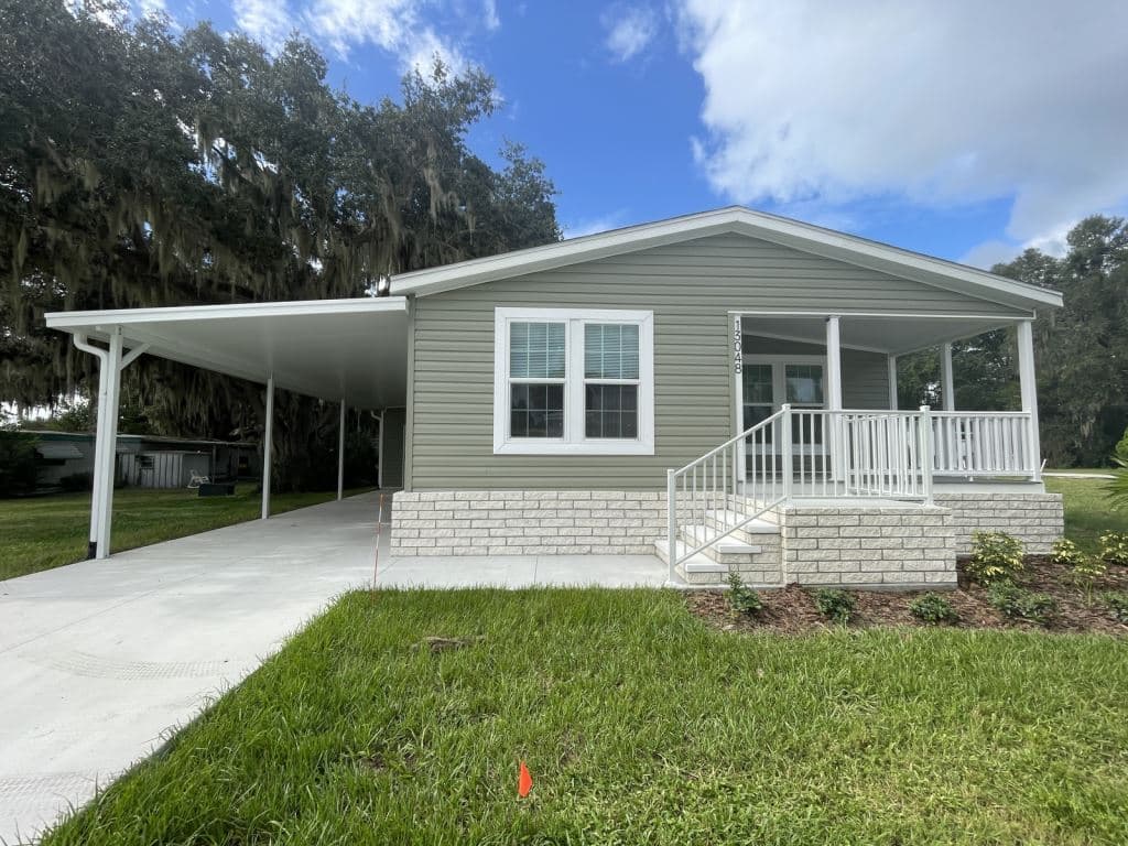 Manufactured home in Grand Island, FL 32735