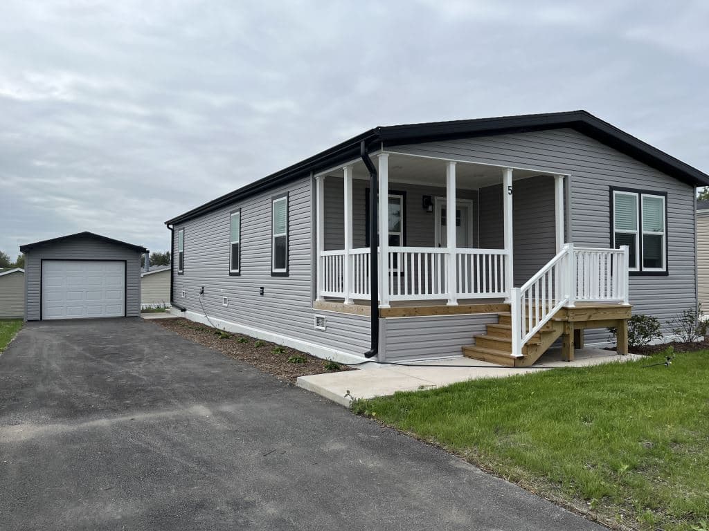 Manufactured home in Beecher, IL 60401