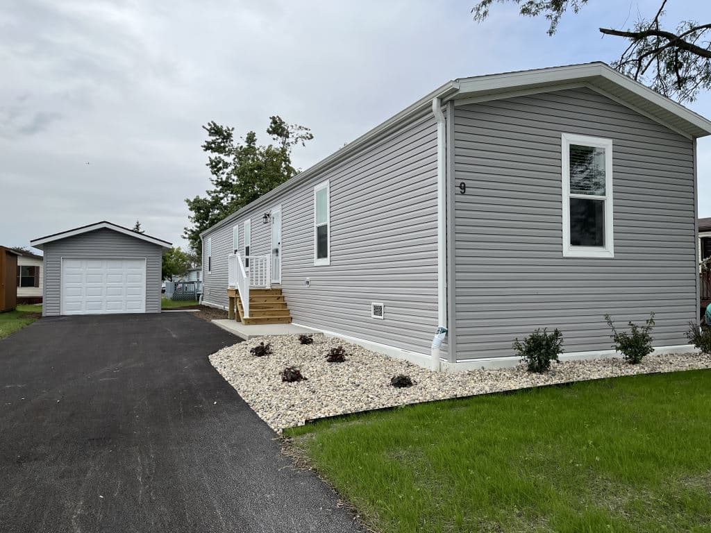 Manufactured home in Beecher, IL 60401