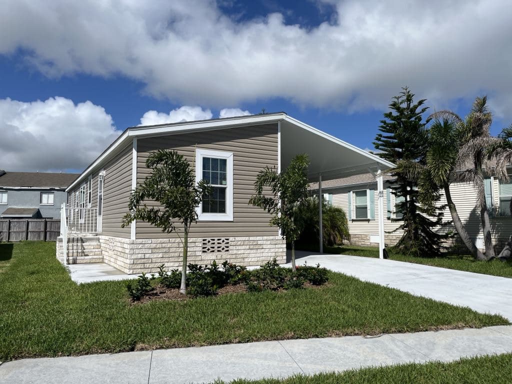 Manufactured home in Melbourne, FL 32901