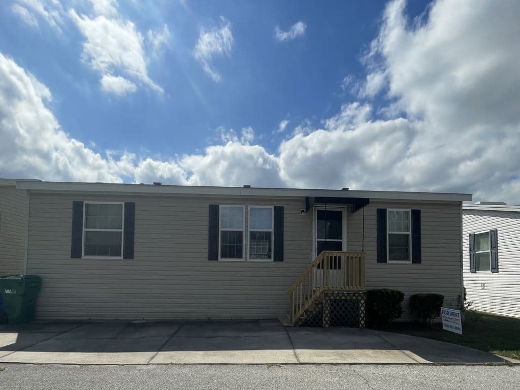 Manufactured home in Grand Island, FL 32735