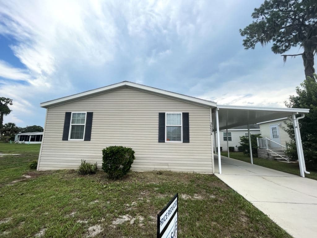 Manufactured home in Grand Island, FL 32735