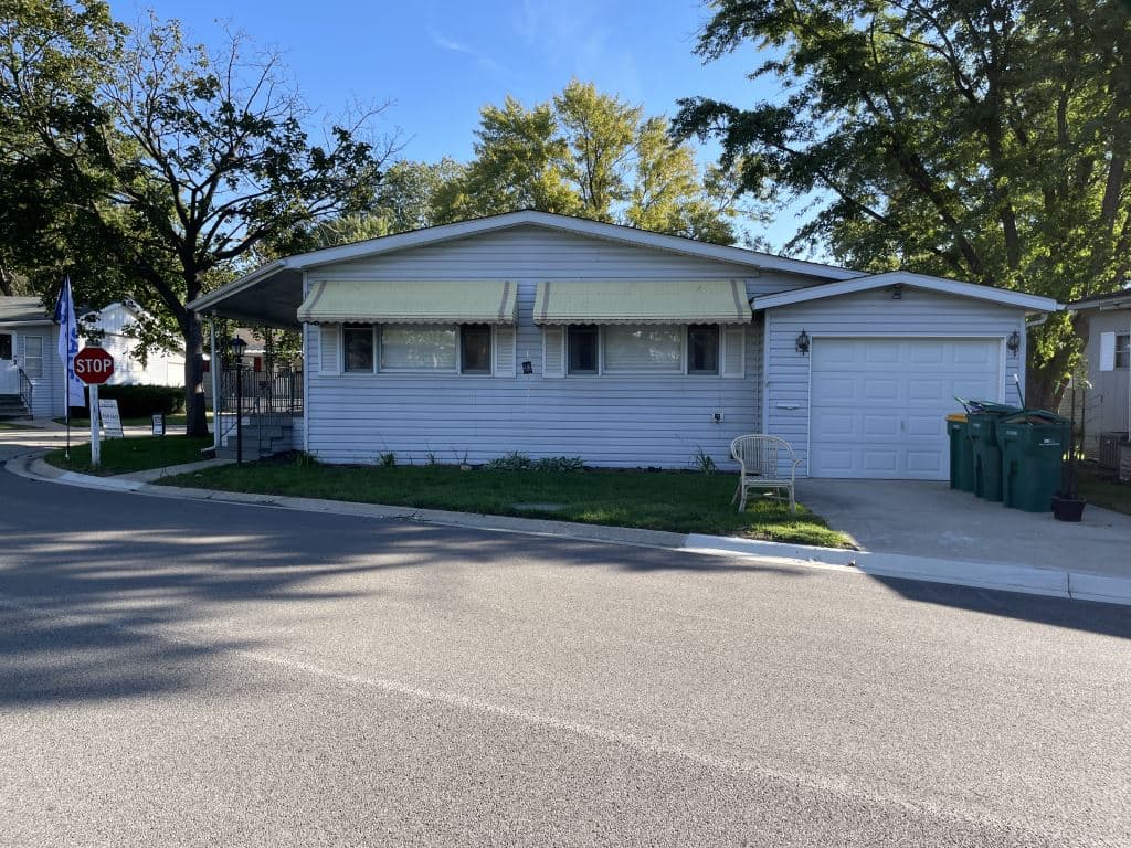 Manufactured home in Elgin, IL 60123