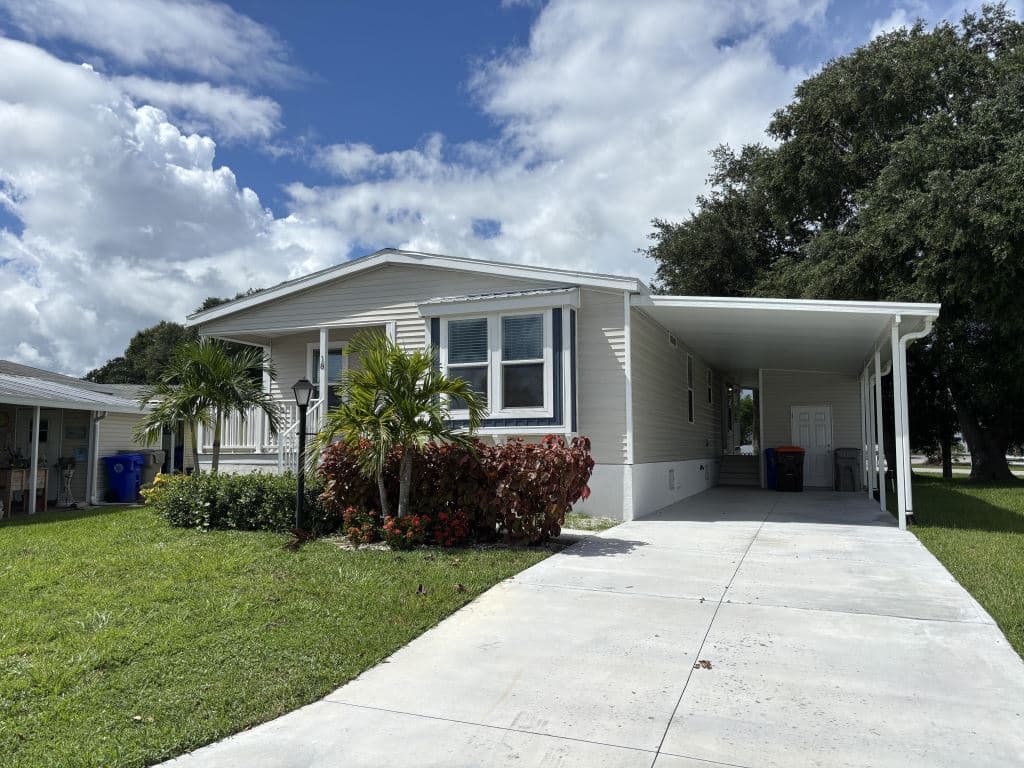 Manufactured home in Vero Beach, FL 32966