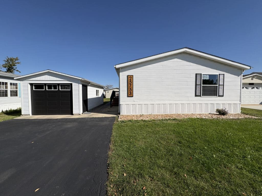 Manufactured home in Monee, IL 60449
