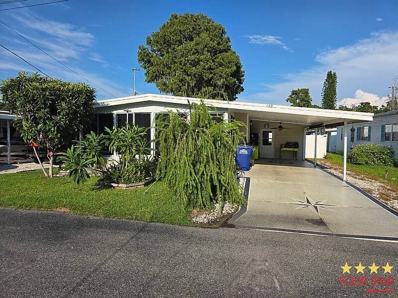 Manufactured home in Tavares, FL 32778