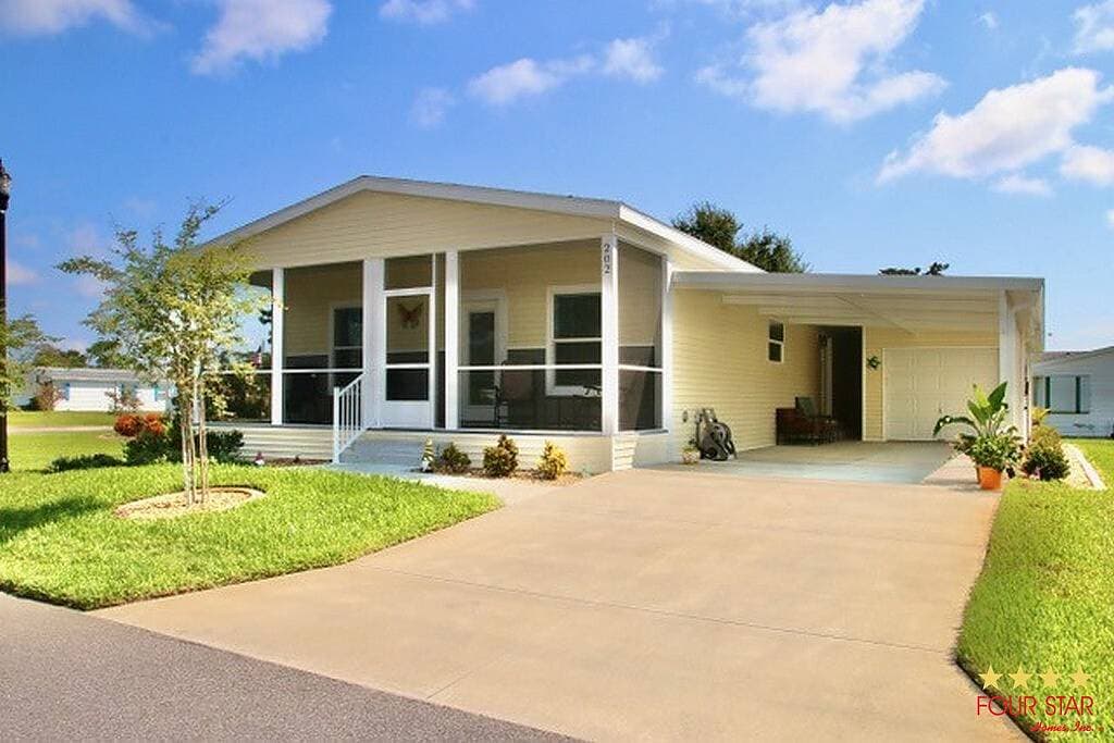 Manufactured home in Edgewater, FL 32141