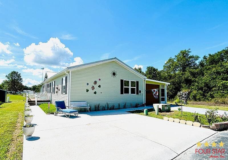 Manufactured home in Leesburg, FL 34748