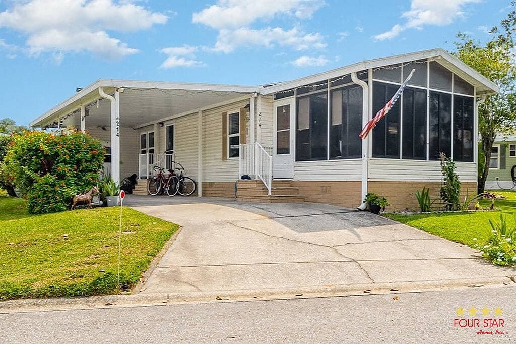 Manufactured home in Ocala, FL 34482
