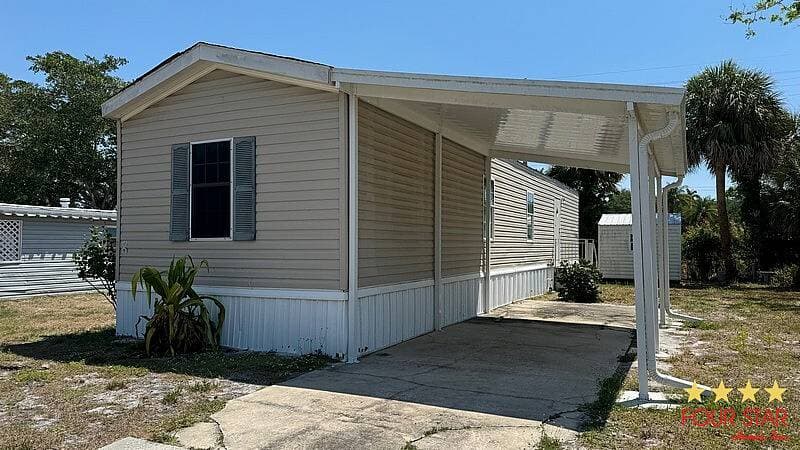 Manufactured home in Vero Beach, FL 32962