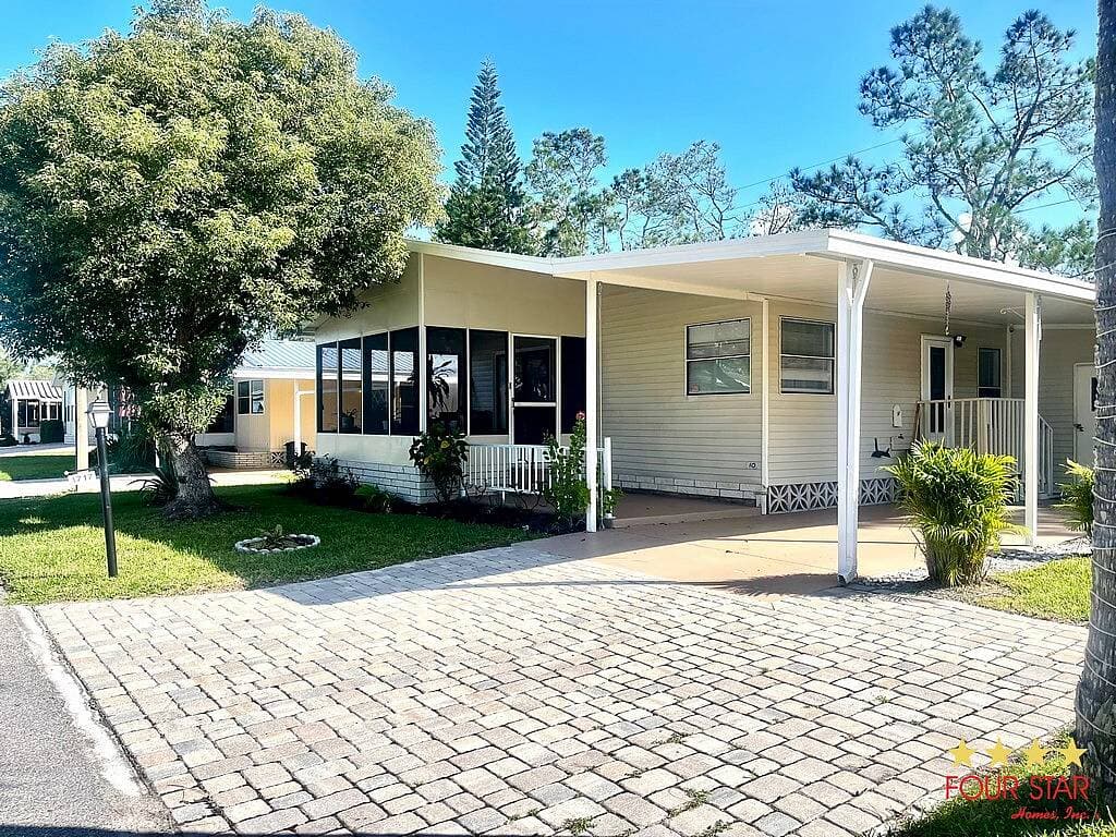 Manufactured home in Kissimmee, FL 34758