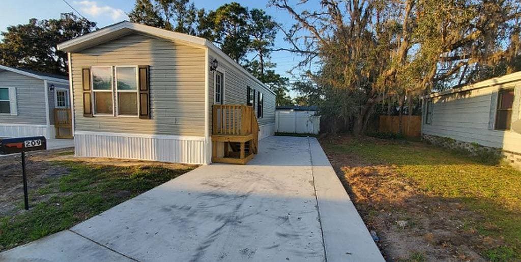 Manufactured home in Tampa, FL 33613