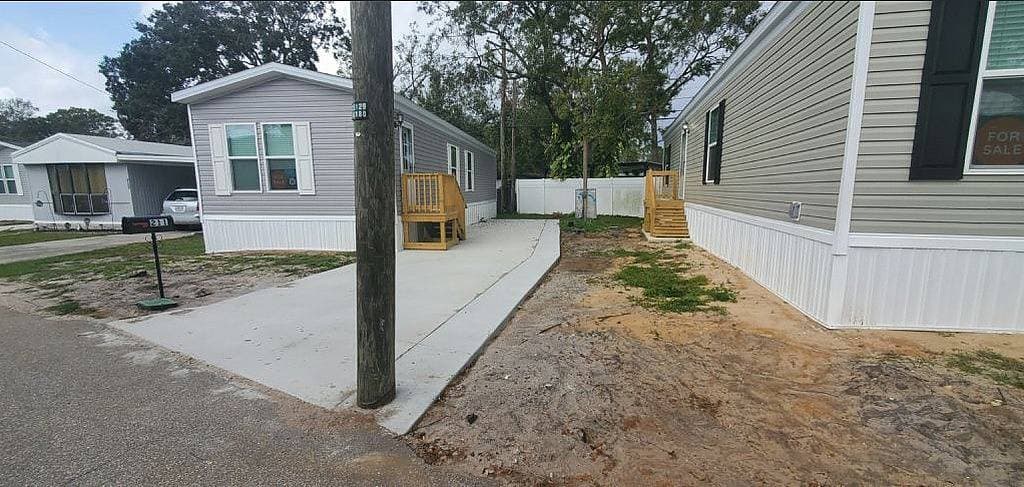 Manufactured home in Tampa, FL 33613