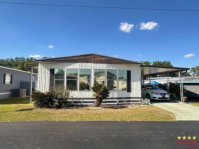Manufactured home in Zephyrhills, FL 33542