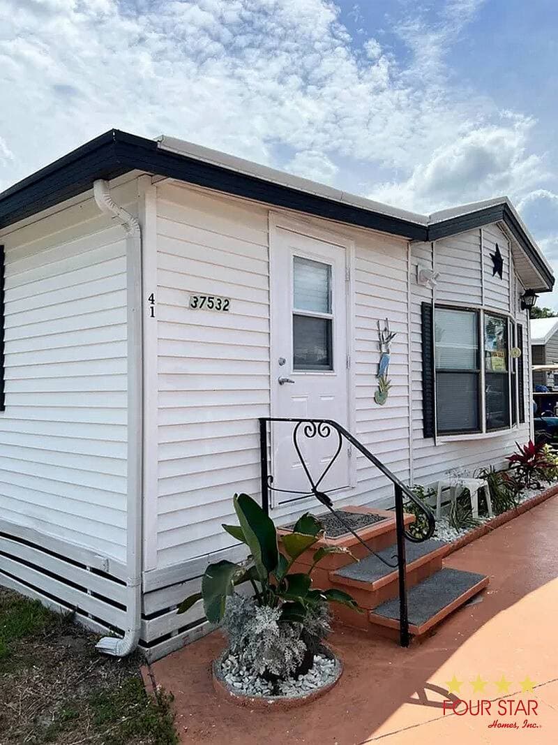 Manufactured home in Zephyrhills, FL 33541