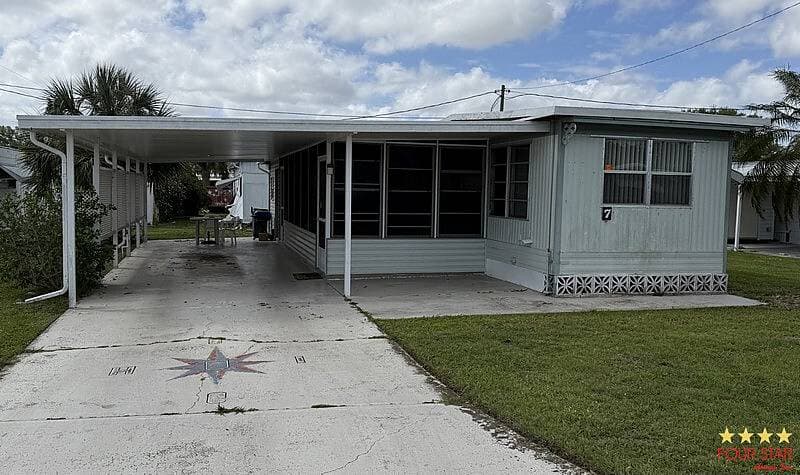 Manufactured home in Palmetto, FL 34221
