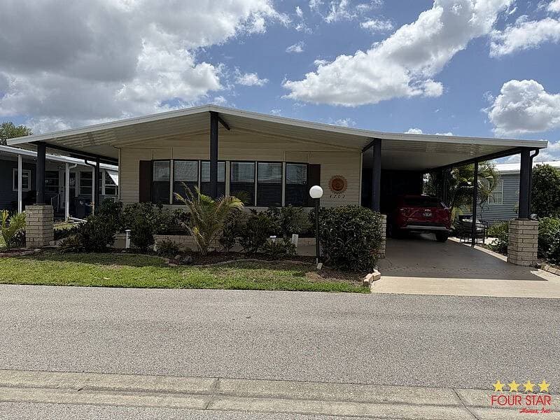 Manufactured home in Bradenton, FL 34203