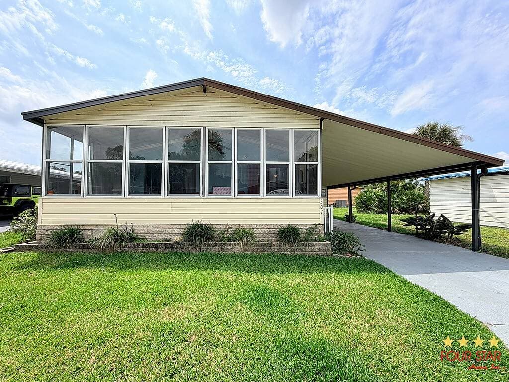 Manufactured home in Holly Hill, FL 32117