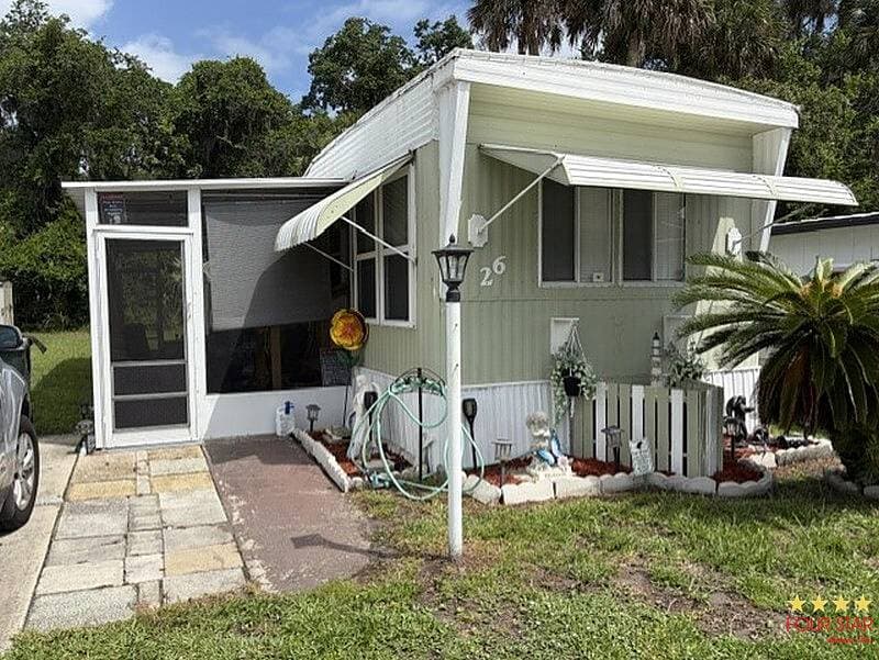 Manufactured home in Edgewater, FL 32132