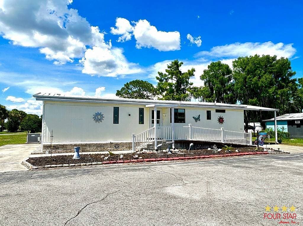 Manufactured home in Leesburg, FL 34788