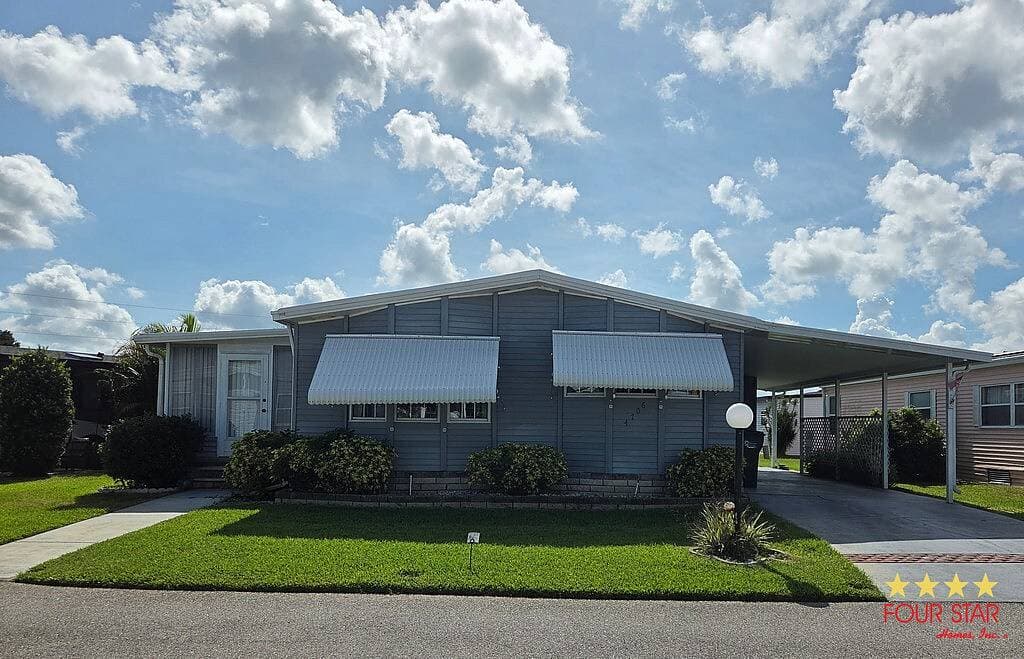Manufactured home in Bradenton, FL 34203