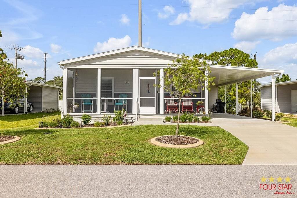 Manufactured home in Edgewater, FL 32141