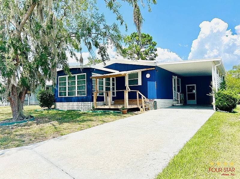 Manufactured home in Ocala, FL 34472