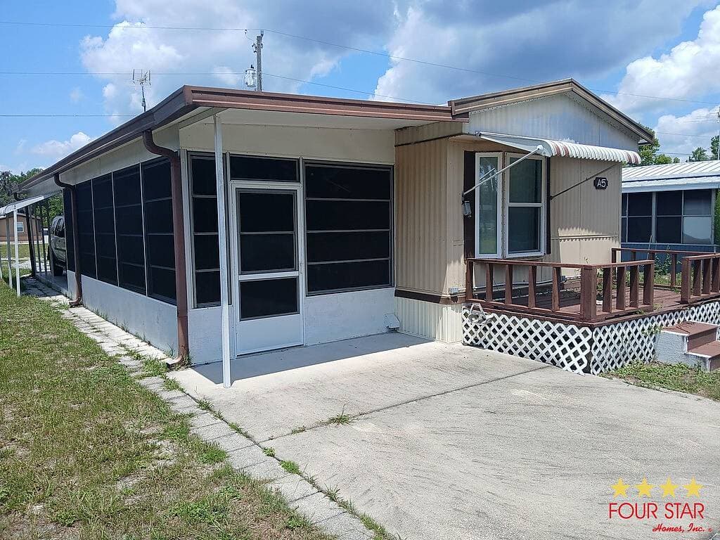 Manufactured home in Crescent City, FL 32112