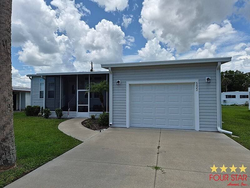 Manufactured home in Port Orange, FL 32127