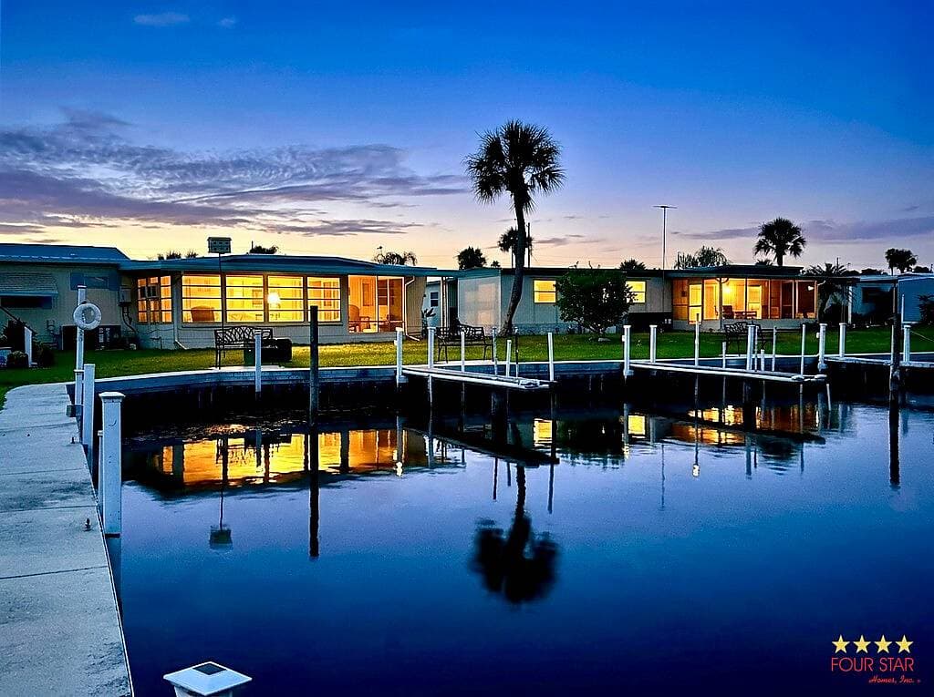 Manufactured home in Tavares, FL 32778