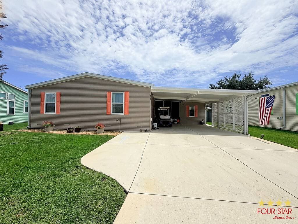 Manufactured home in Edgewater, FL 32141