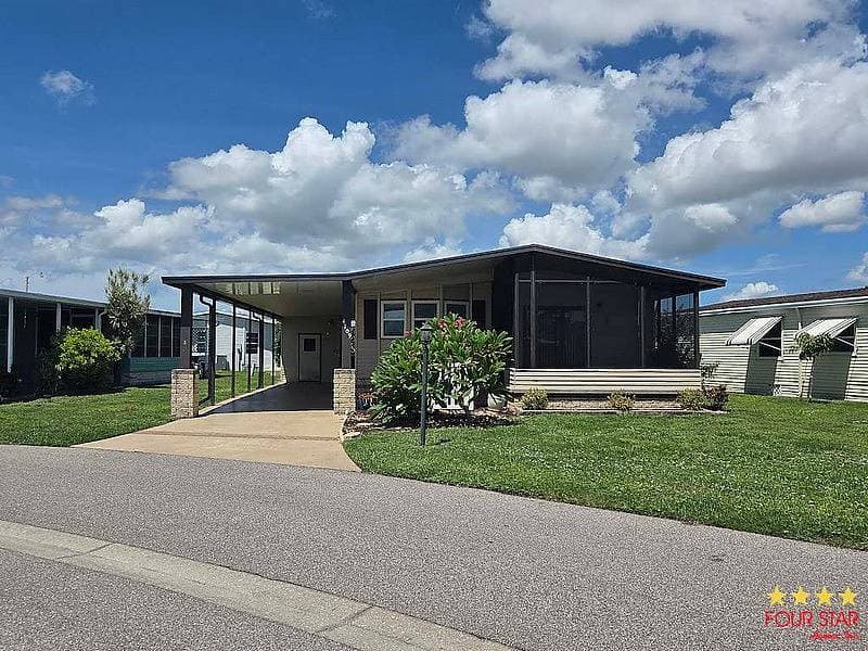Manufactured home in Bradenton, FL 34203