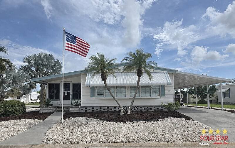 Manufactured home in Bradenton, FL 34209